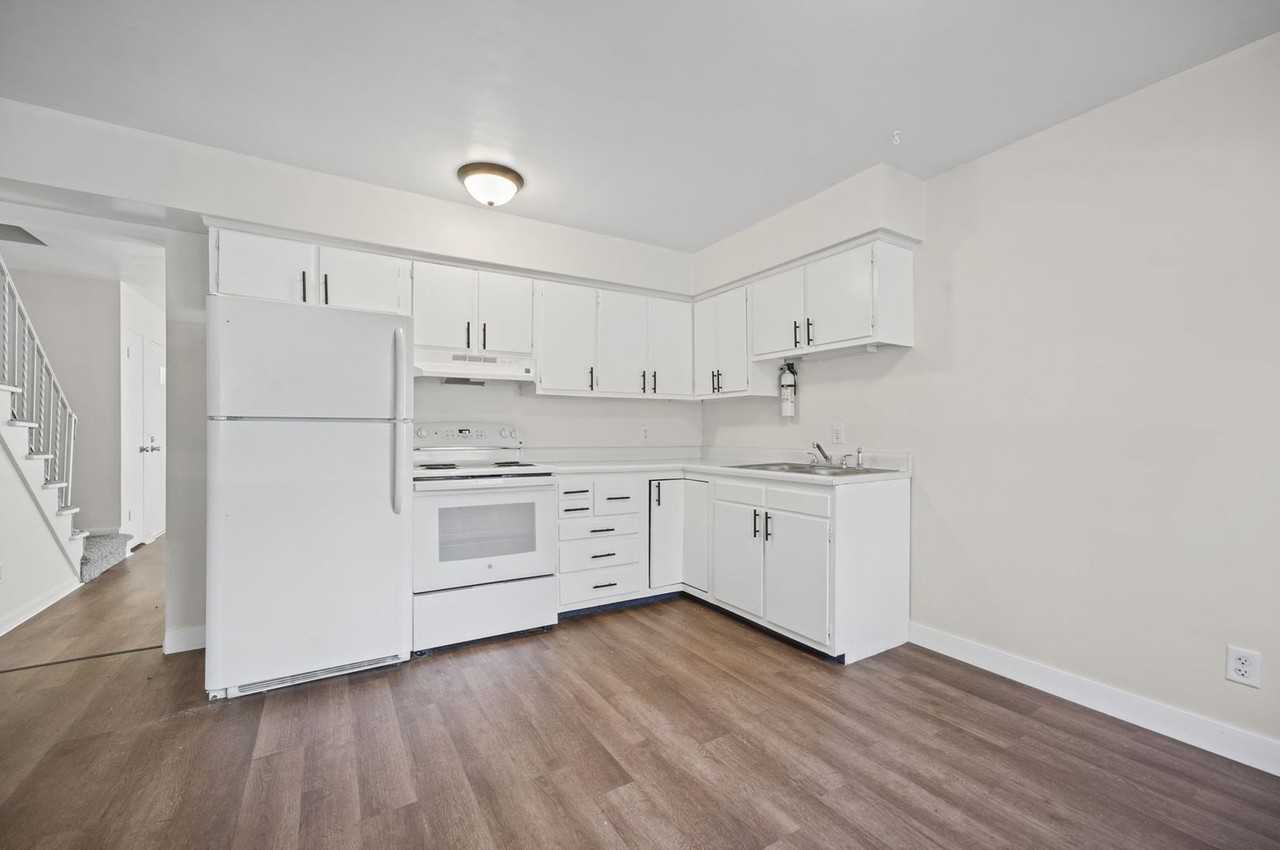 1924 Sunnyside Dr - Photo 4 of 18