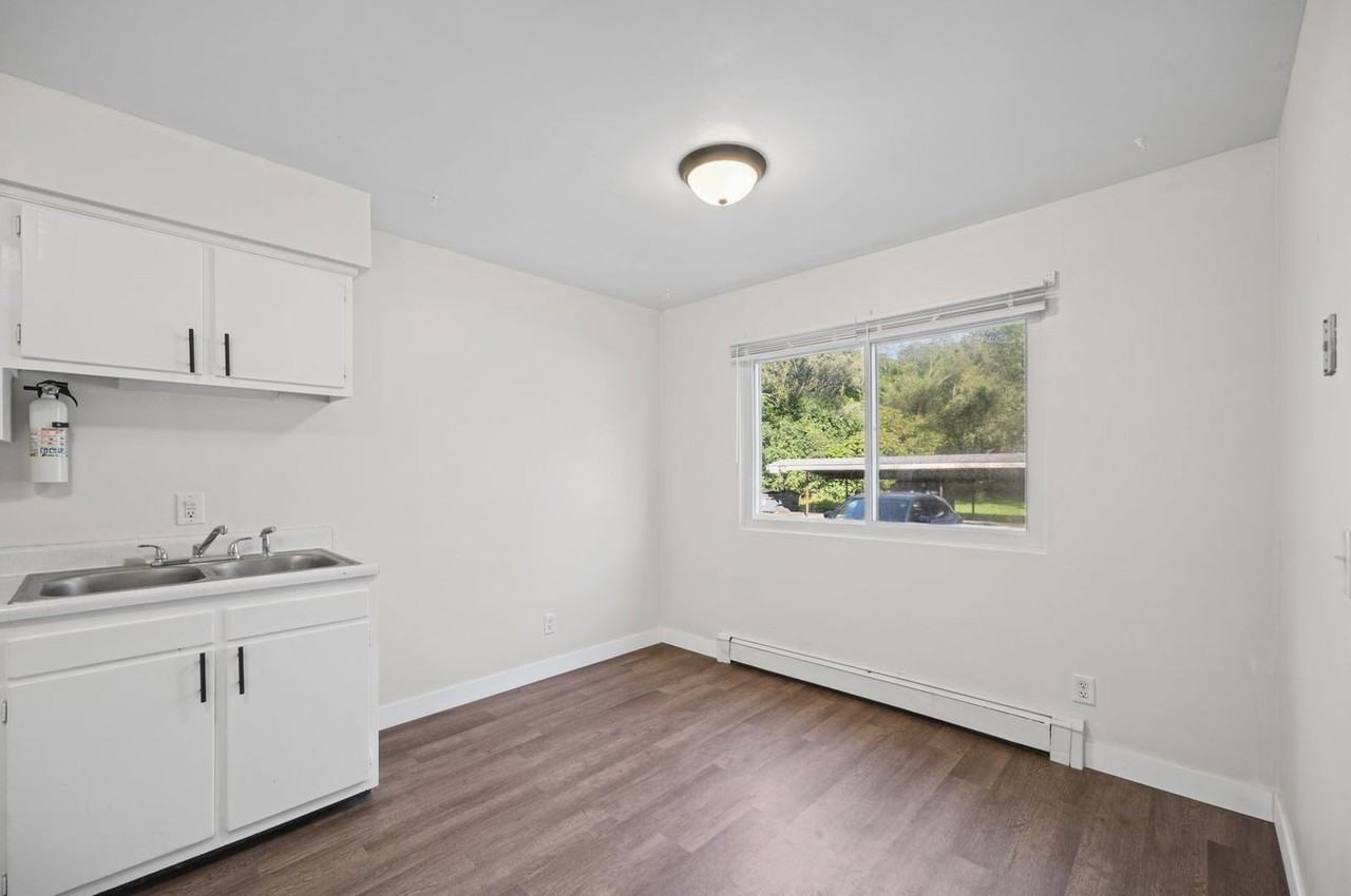 1924 Sunnyside Dr - Photo 5 of 18