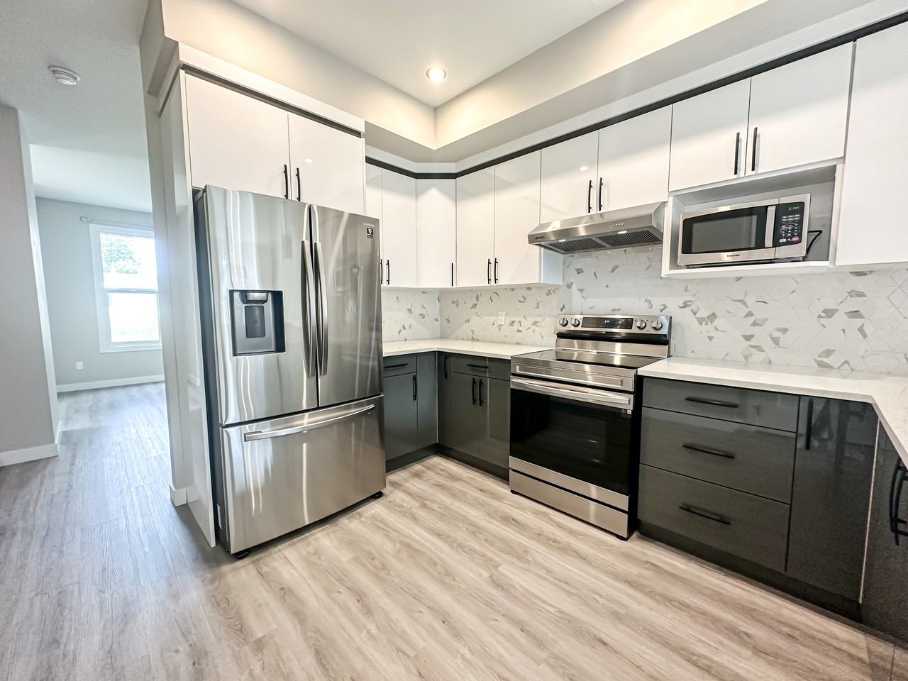 7757 81 Ave Nw - Photo 4 of 22