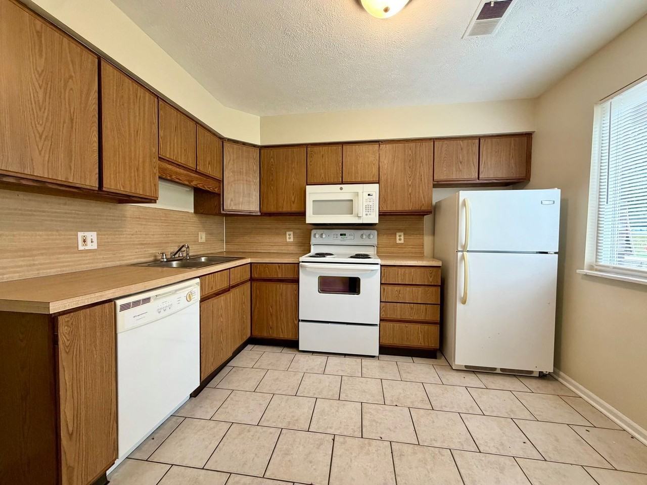 2956 Vineland Ave Se - Photo 2 of 19