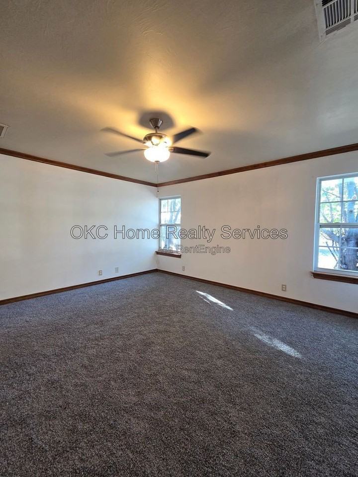 1124 N Gardner Ave - Photo 2 of 13