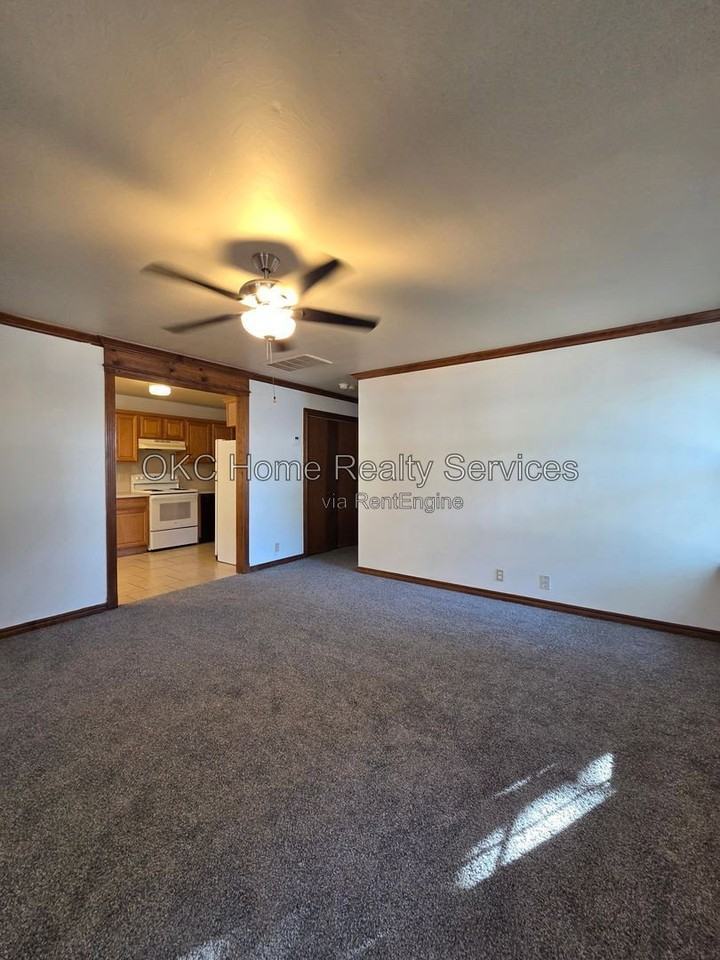 1124 N Gardner Ave - Photo 3 of 13