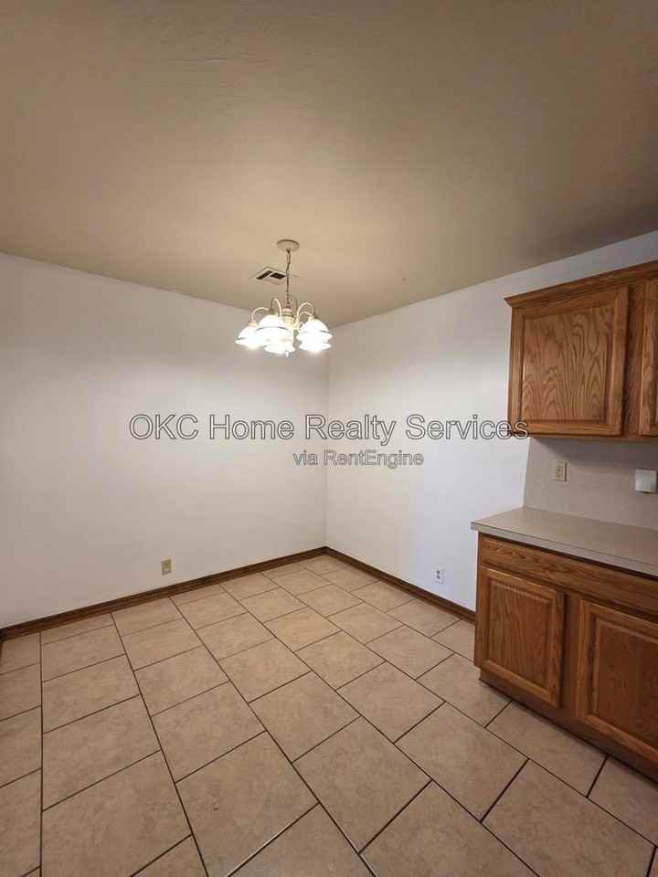 1124 N Gardner Ave - Photo 5 of 13