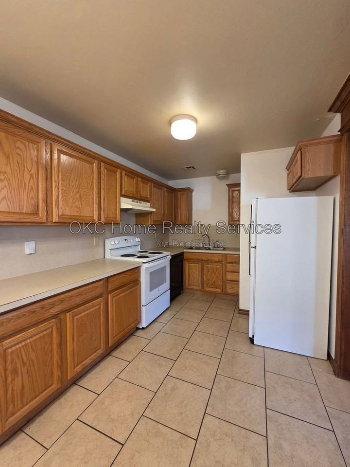 1124 N Gardner Ave - Photo 6 of 13