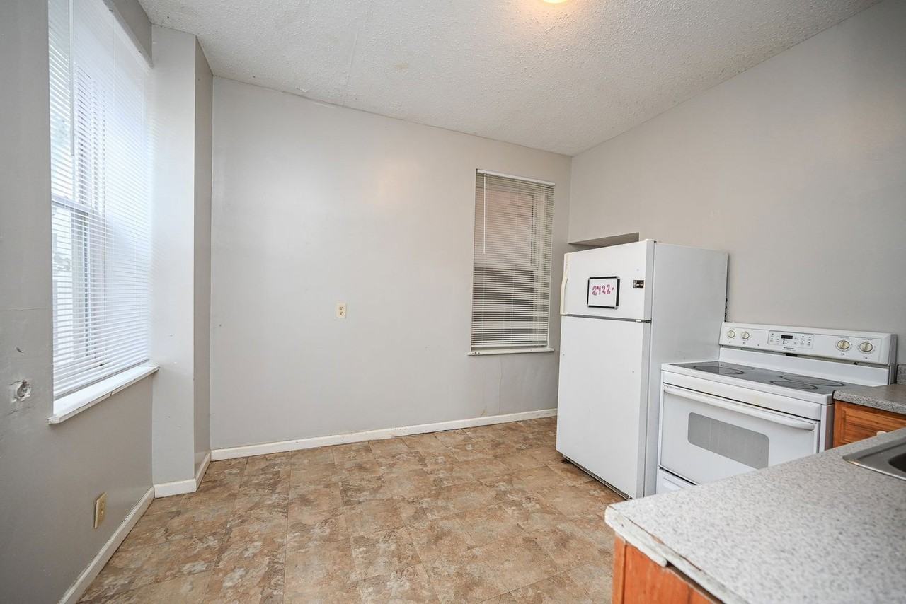 2422 W Clifton Ave - Photo 5 of 30