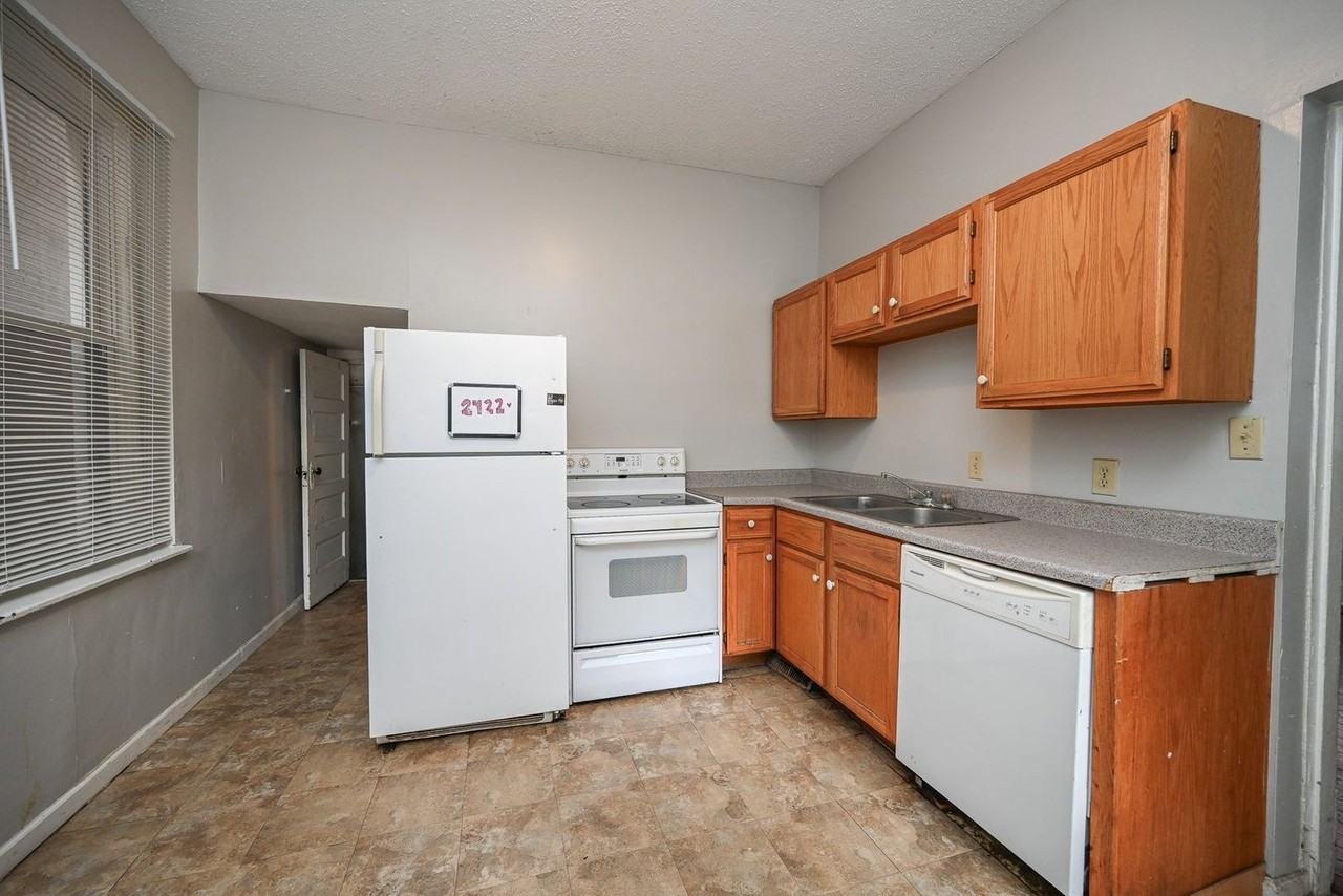 2422 W Clifton Ave - Photo 7 of 30
