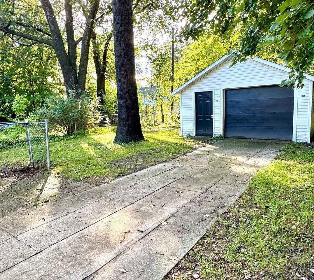 1043 Ada Ave - Photo 3 of 12
