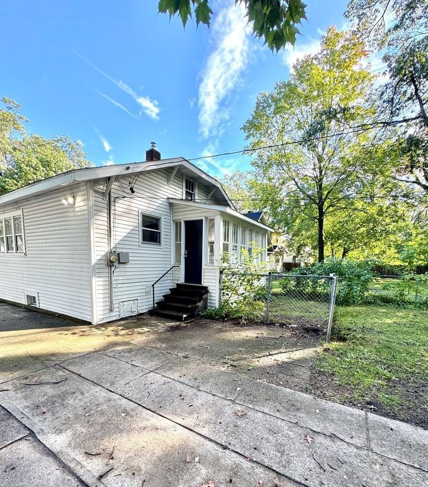 1043 Ada Ave - Photo 4 of 12