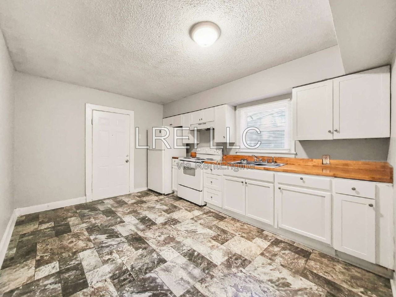 320 Cecil Ave - Photo 4 of 18