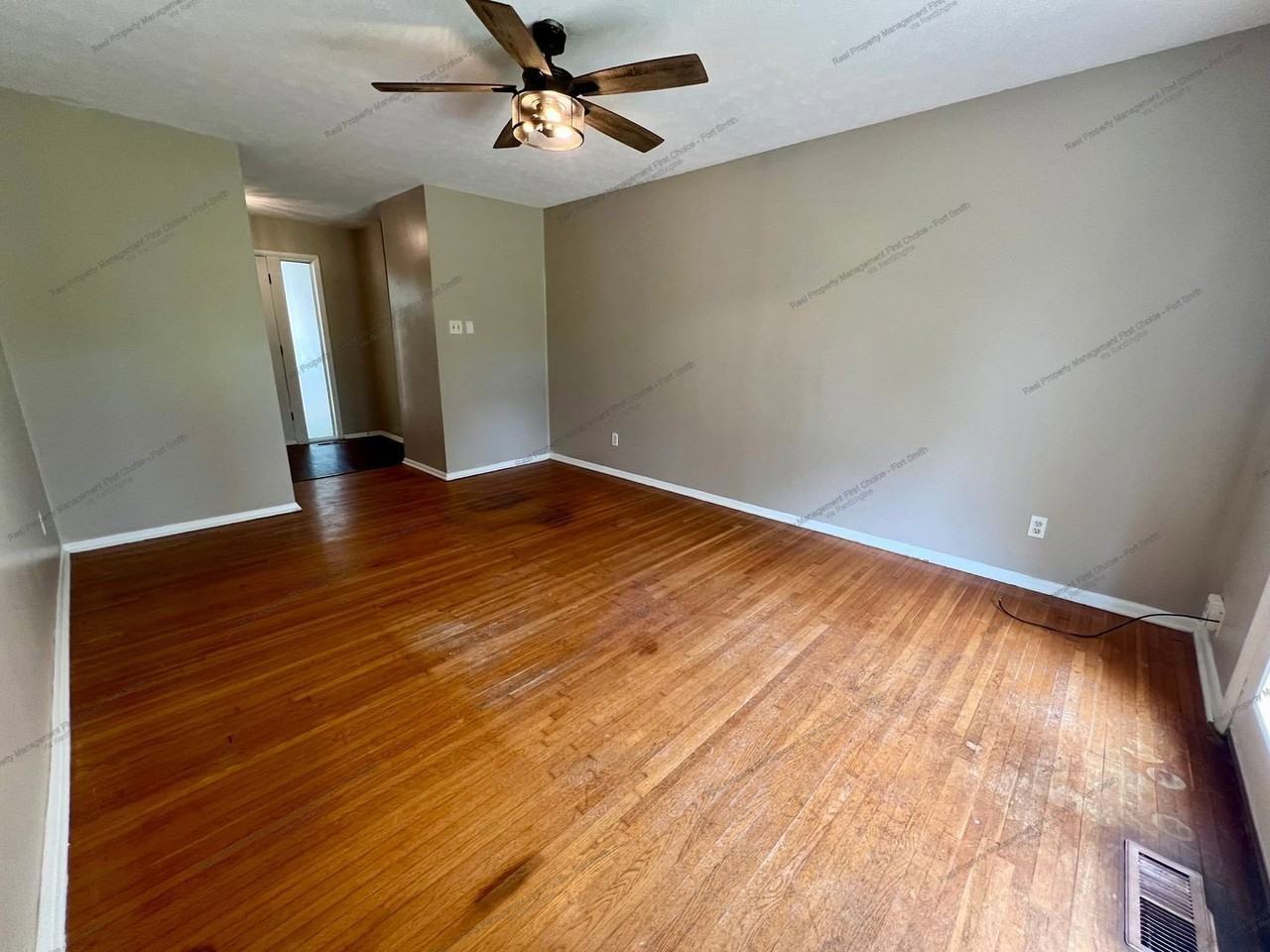 7121 S R St - Photo 5 of 29