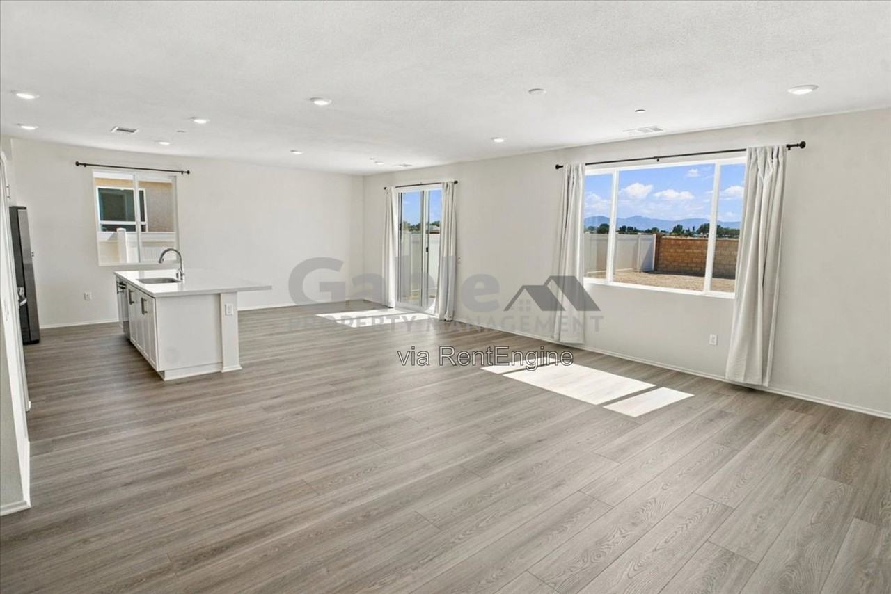 1542 E Holguin St - Photo 4 of 22