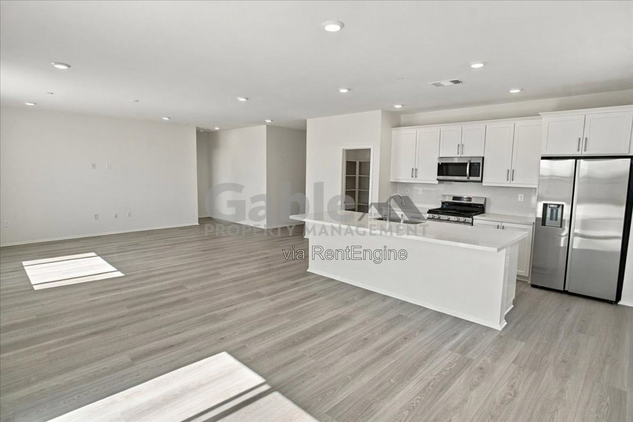 1542 E Holguin St - Photo 5 of 22