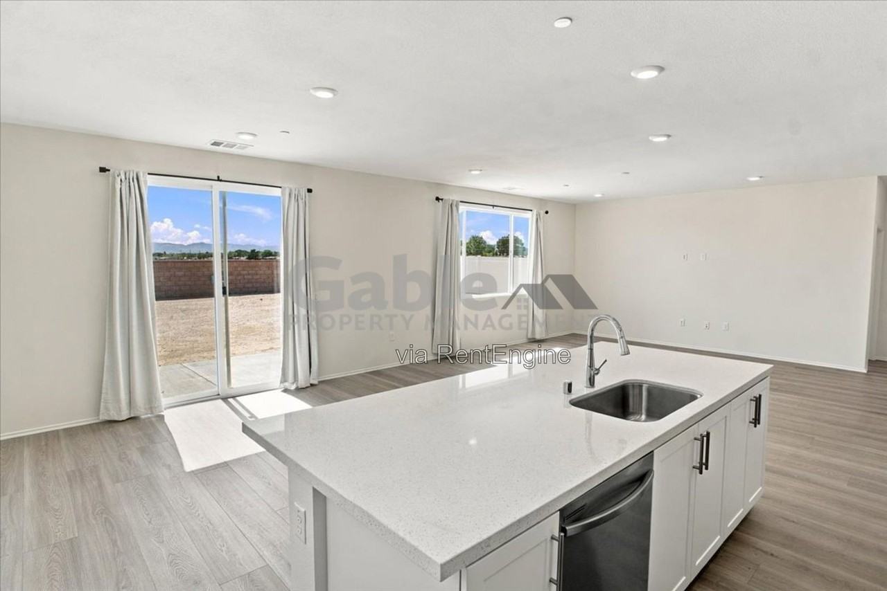 1542 E Holguin St - Photo 6 of 22