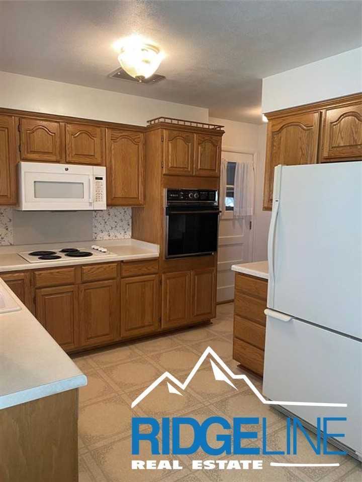 240 18th Ave Nw - Photo 5 of 20