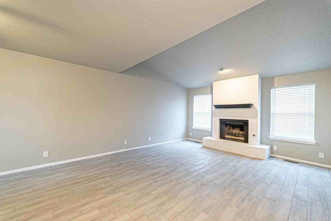 1067 Rambling Oaks Dr - Photo 5 of 38