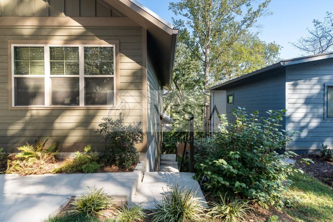 149 Laurel Loop #B - Photo 2 of 21