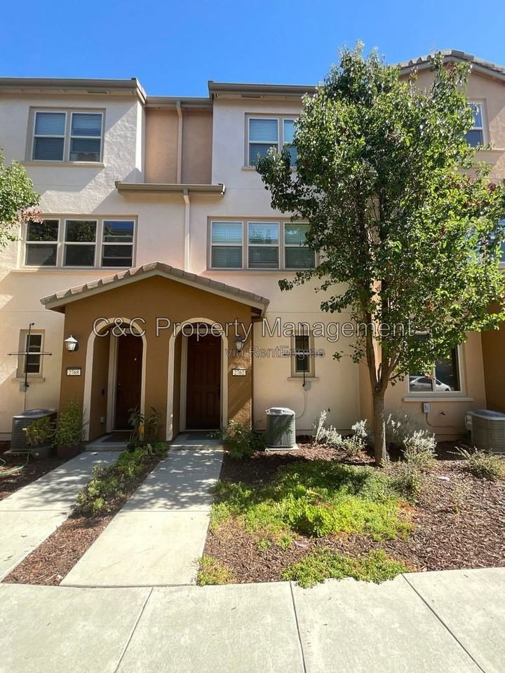 2762 Ferrara Cir