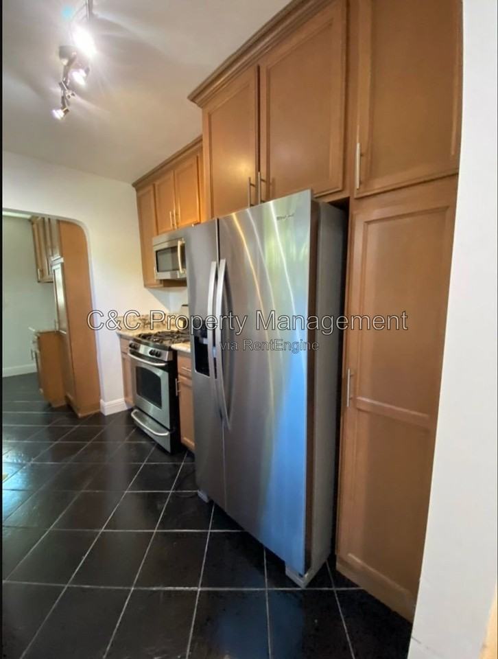 1030 N Caswell Ave - Photo 2 of 18