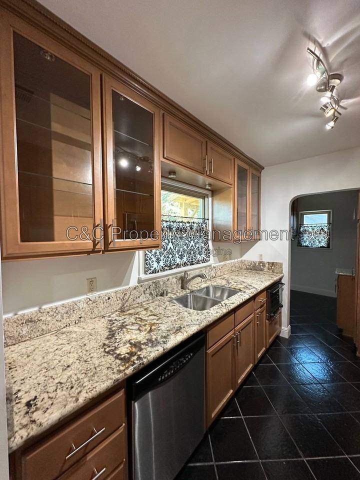 1030 N Caswell Ave - Photo 4 of 18