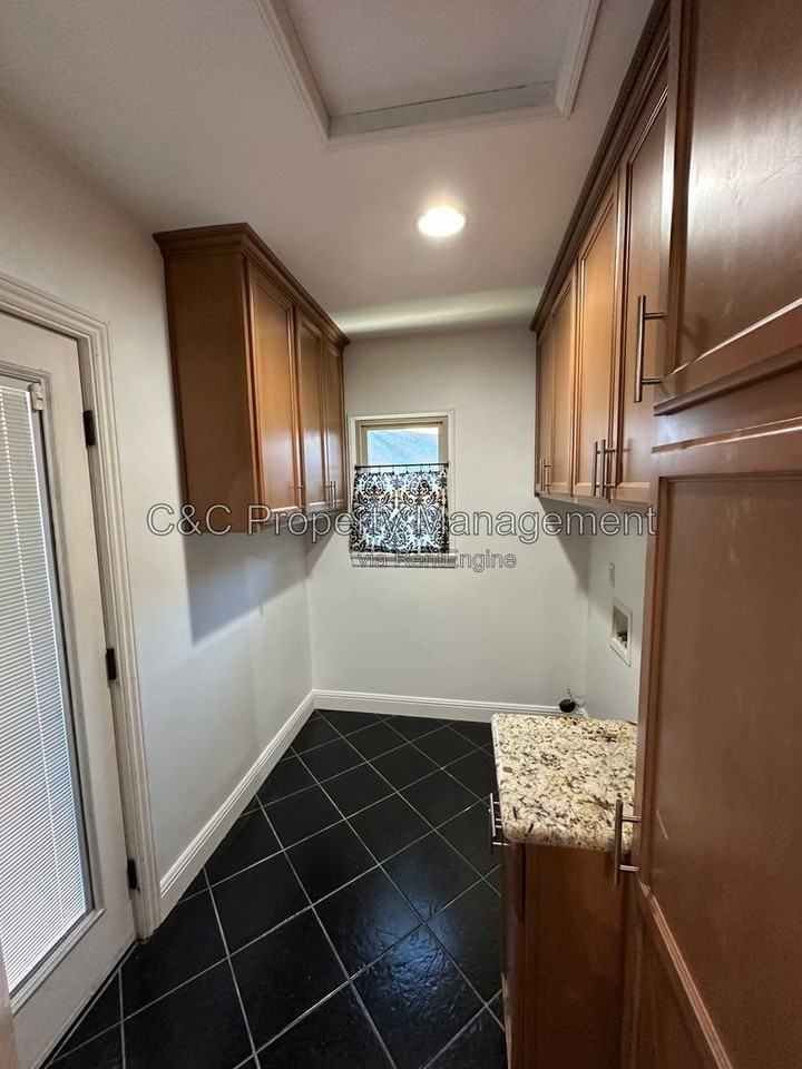 1030 N Caswell Ave - Photo 5 of 18