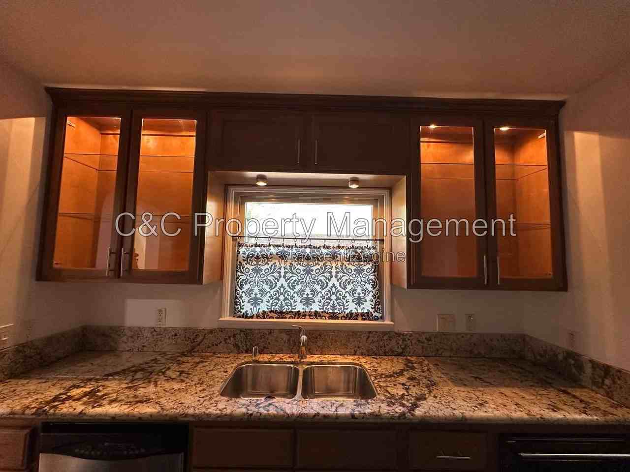 1030 N Caswell Ave - Photo 6 of 18