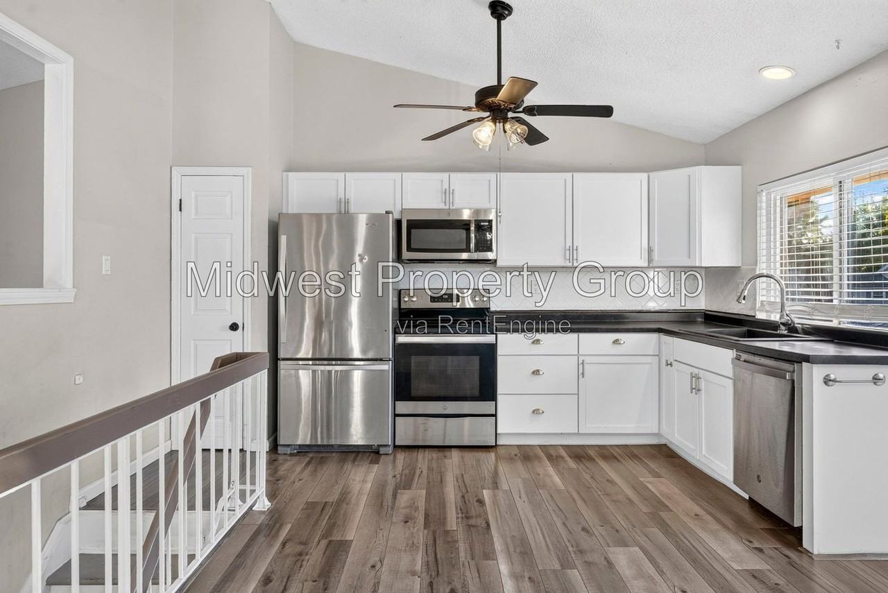 1039 Hollybend Dr - Photo 2 of 40