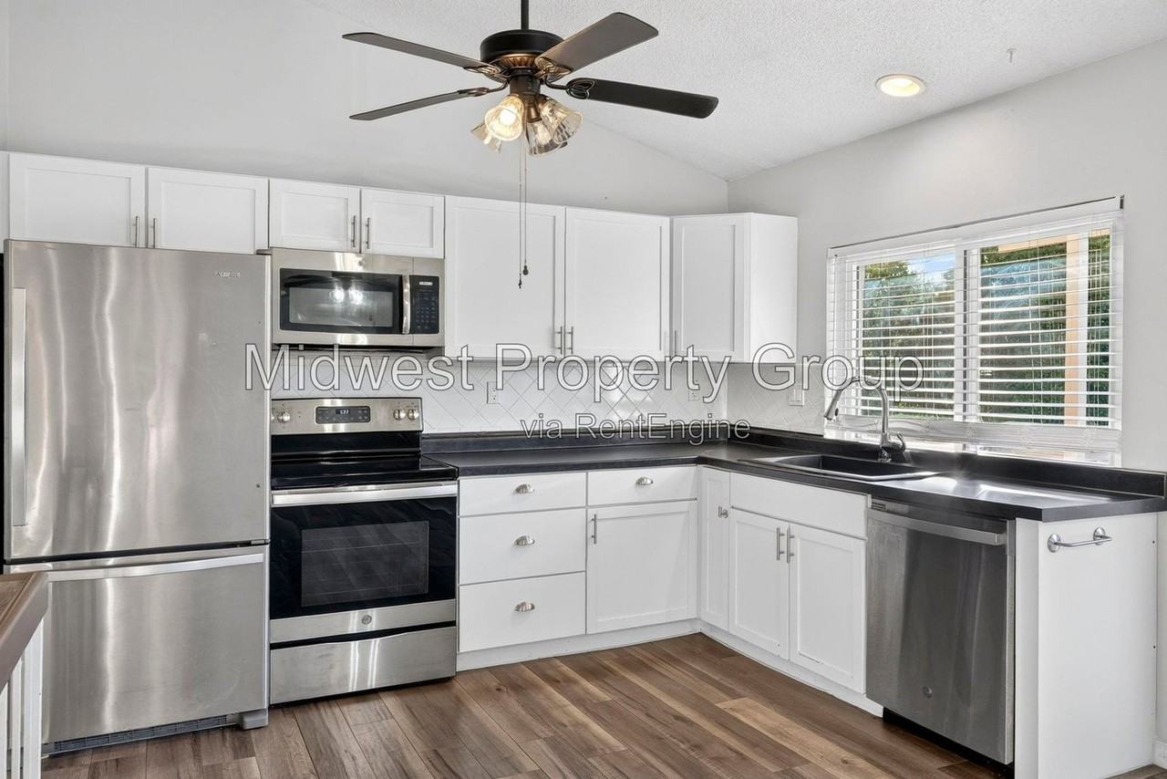 1039 Hollybend Dr - Photo 3 of 40