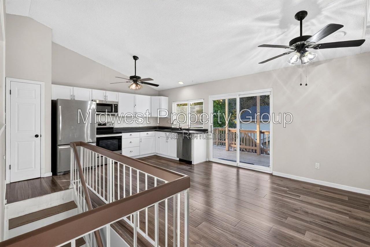 1039 Hollybend Dr - Photo 4 of 40
