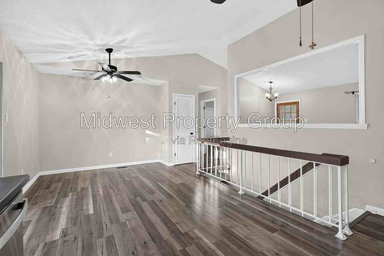1039 Hollybend Dr - Photo 6 of 40