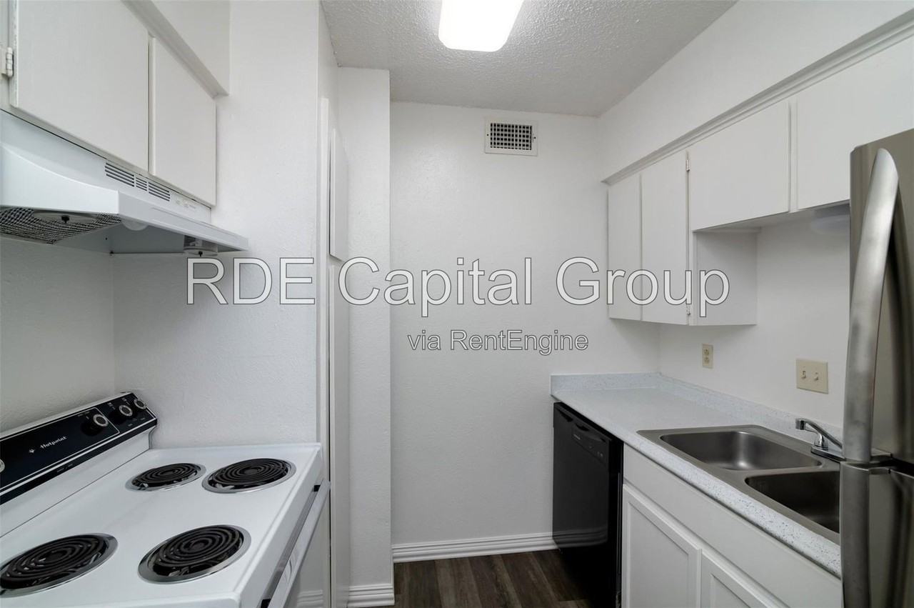 7050 Glenview Dr #49 - Photo 4 of 12