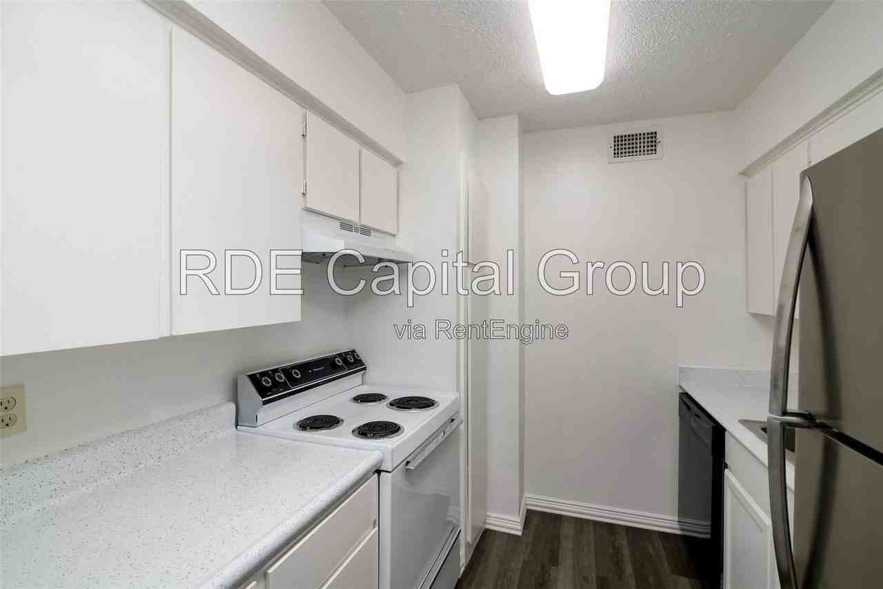 7050 Glenview Dr #49 - Photo 5 of 12
