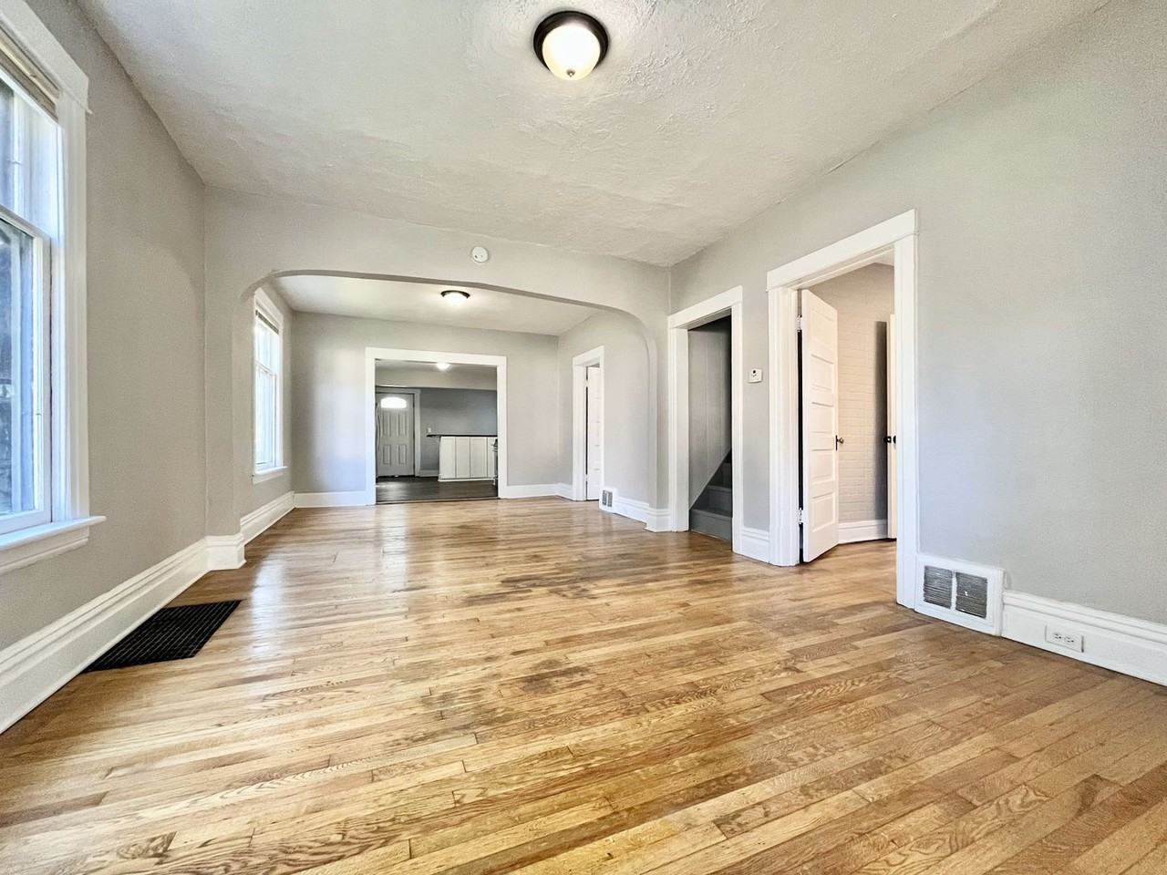 1522 Clinton St - Photo 4 of 37