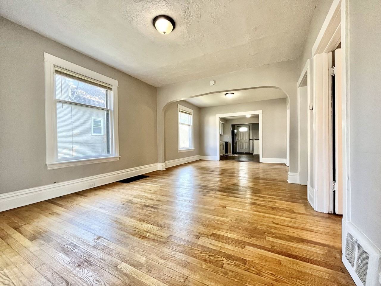 1522 Clinton St - Photo 5 of 37