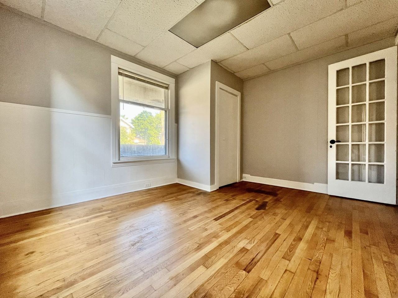 1522 Clinton St - Photo 7 of 37