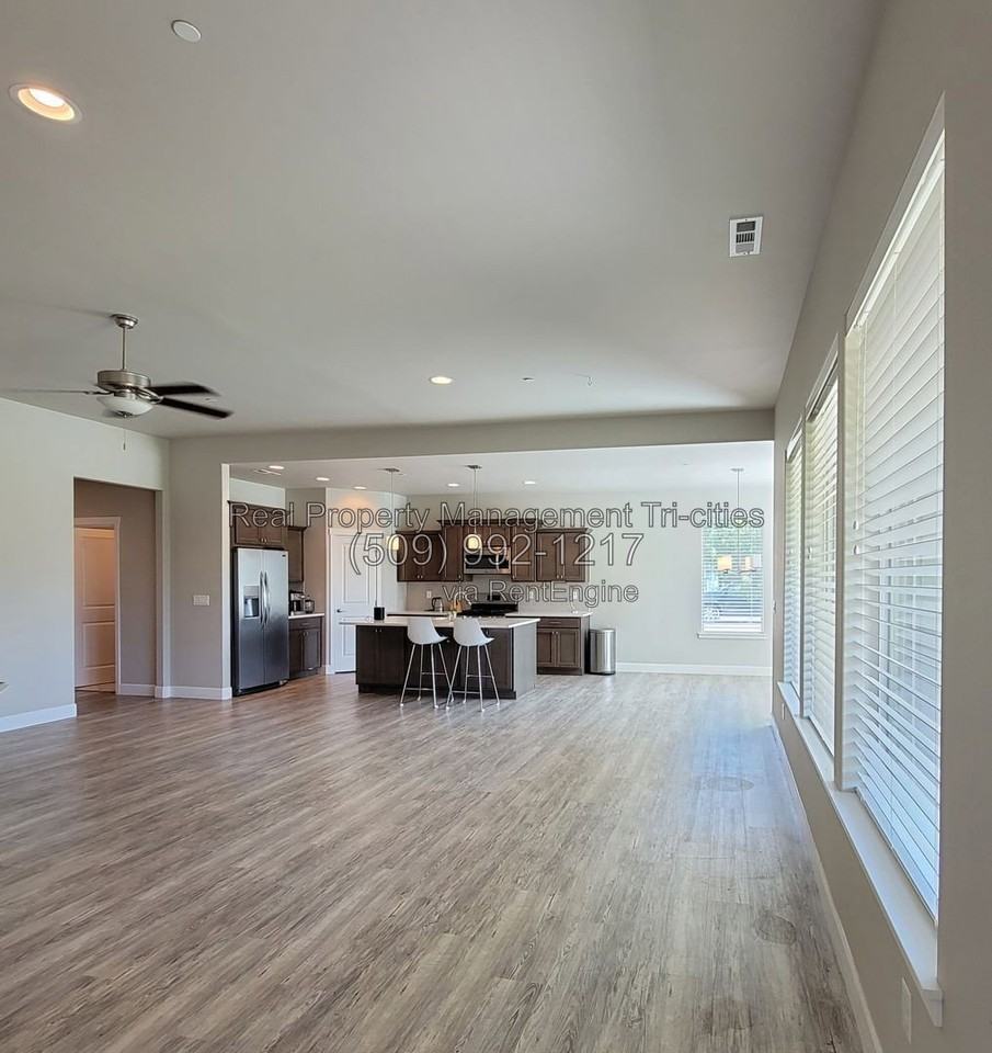 2303 Parkview Ave - Photo 4 of 17