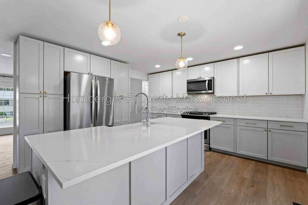 8218 N Pamela St - Photo 6 of 37