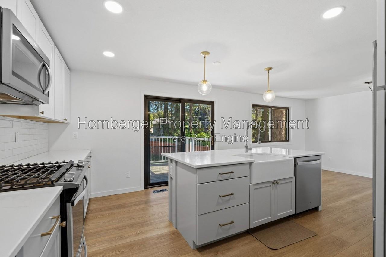 8218 N Pamela St - Photo 7 of 37