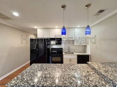 212 E Seventh St - Photo 3 of 10