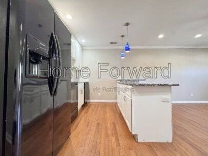 212 E Seventh St - Photo 4 of 10