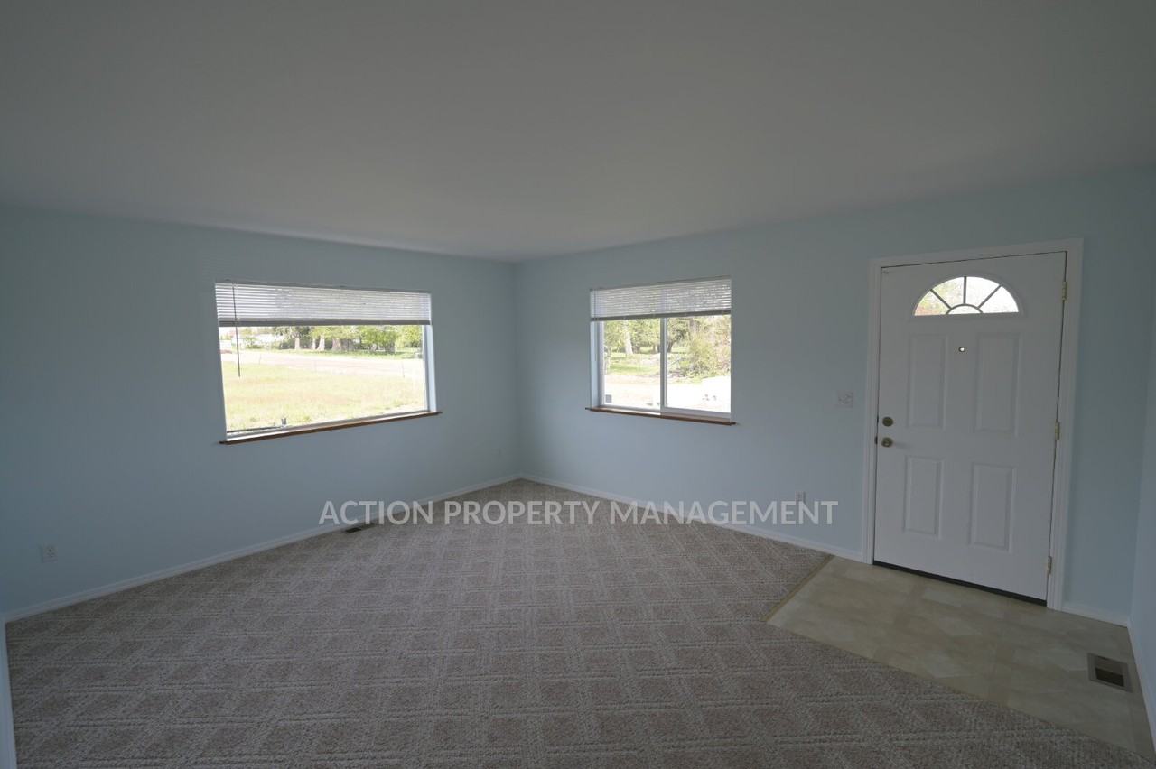 751 W Hammond St - Photo 3 of 34