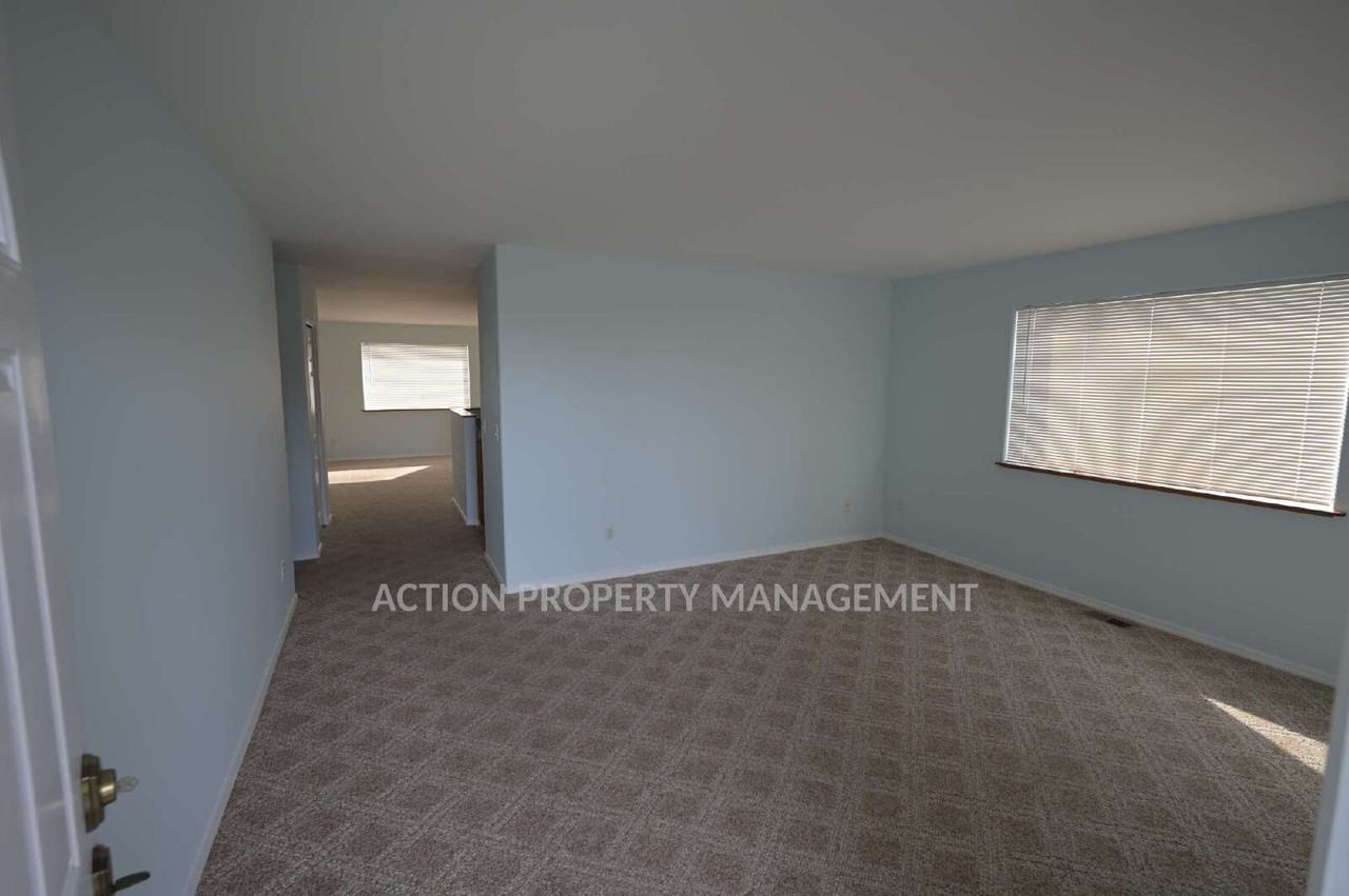 751 W Hammond St - Photo 4 of 34