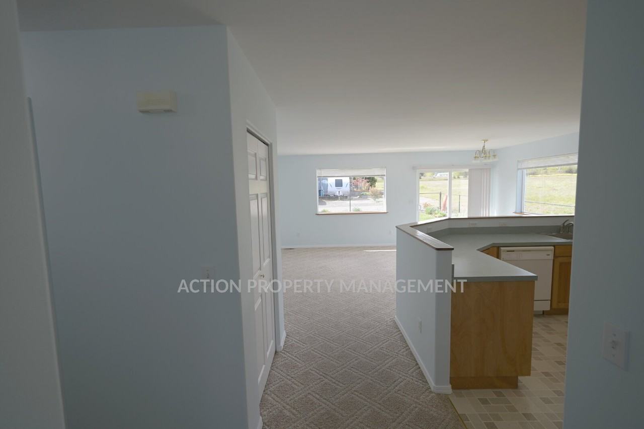 751 W Hammond St - Photo 5 of 34