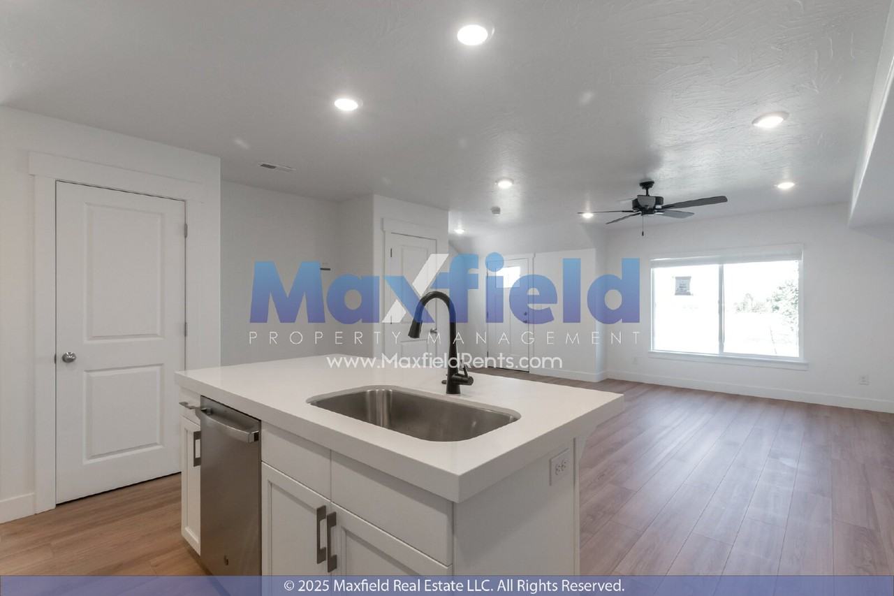 1382 N Meadow Ln - Photo 4 of 14