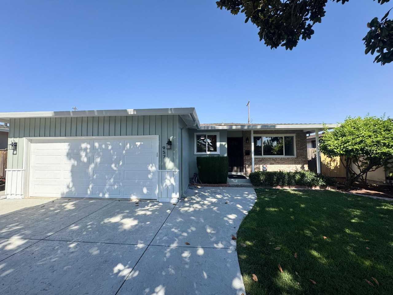 957 Amador Ave - Photo 4 of 50