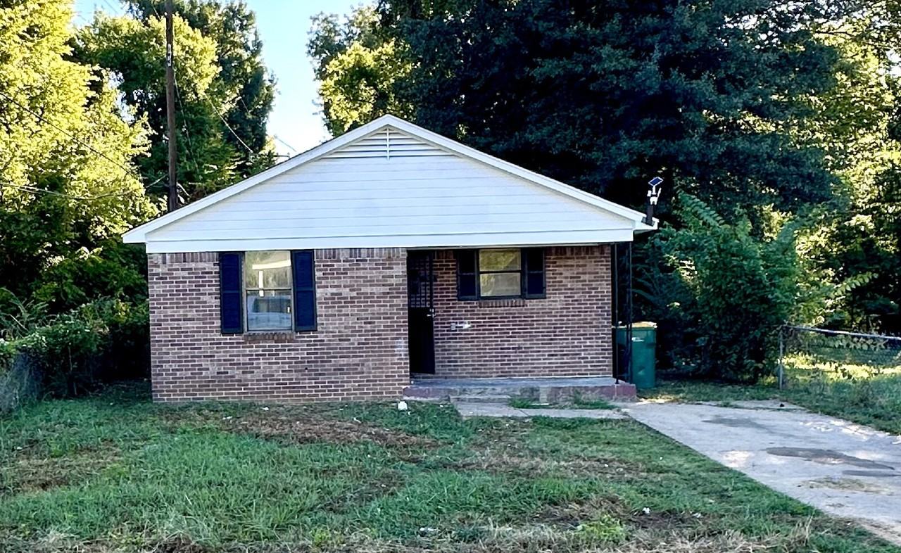 1220 Pond St - Photo 2 of 11