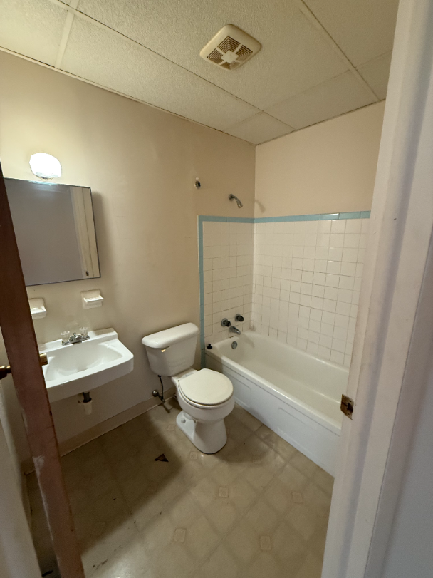 1019 Maple Ave Apt C6 - Photo 3 of 6