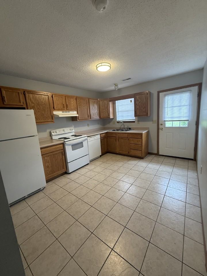 113 Nora Dr Apt C - Photo 3 of 9