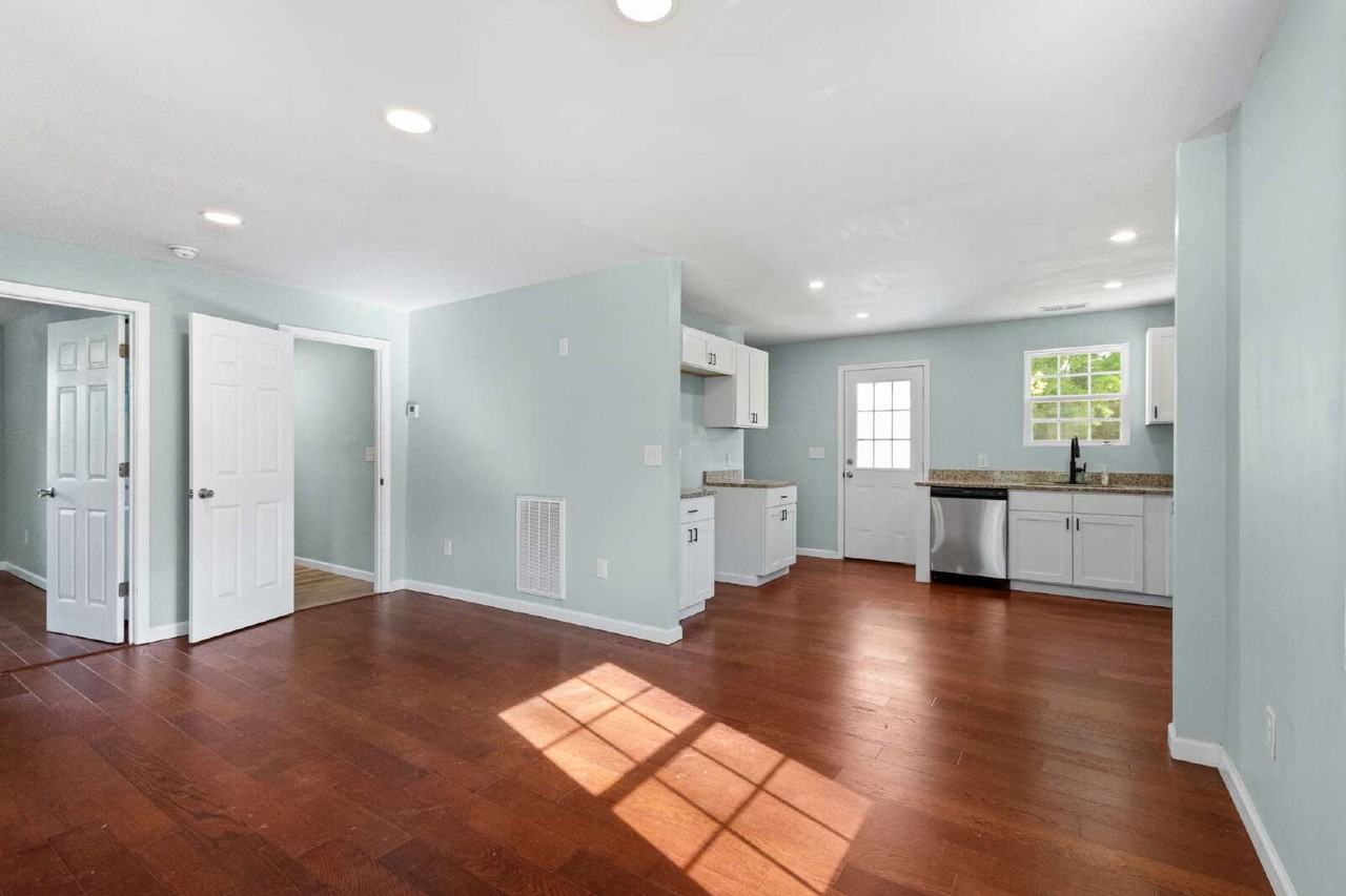 328 Whitner St - Photo 5 of 16