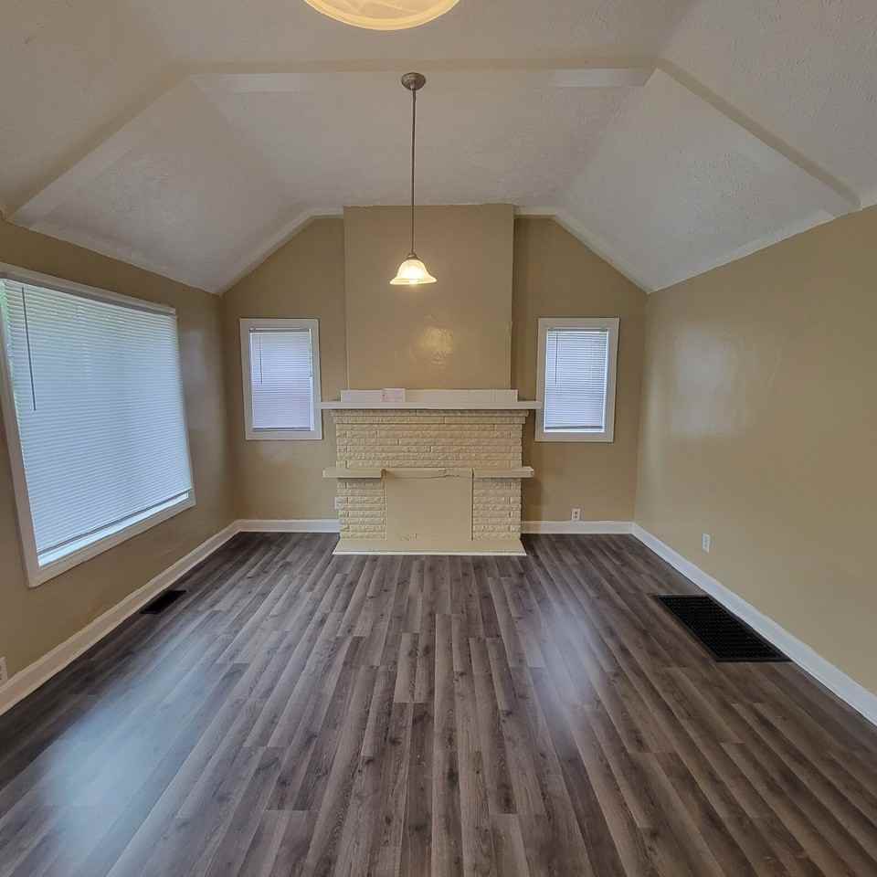 4925 Orion Ave - Photo 5 of 8