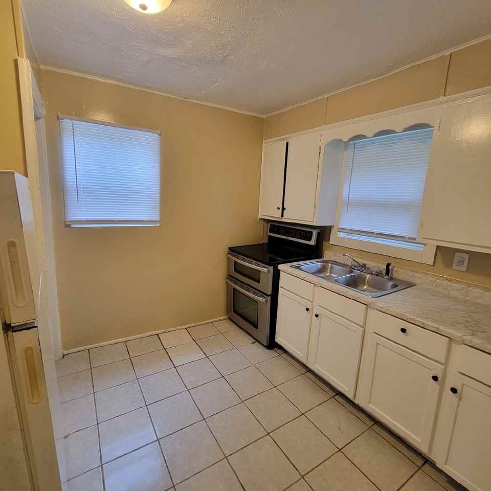 4925 Orion Ave - Photo 7 of 8